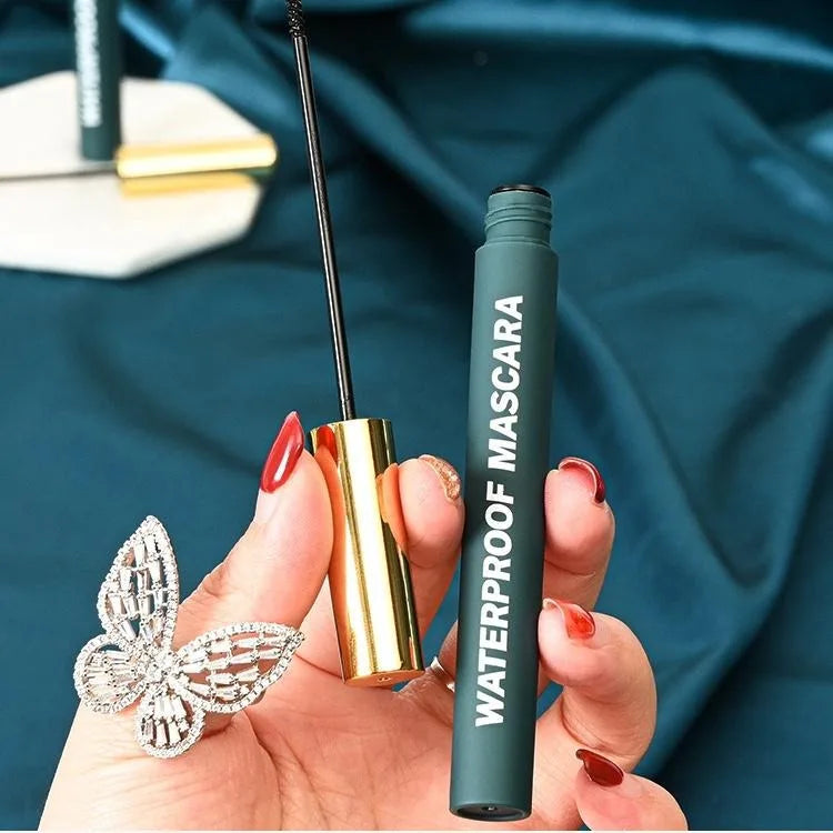 Smudge-proof mascara for a long-lasting, waterproof finish and a natural look